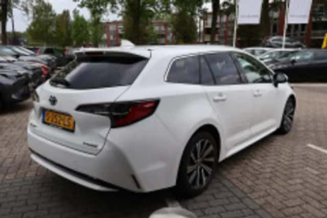 Toyota Corolla (2023) thumbnail 3