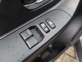Toyota Yaris (2018) thumbnail 17