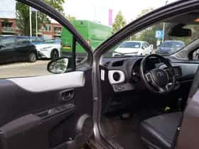 Toyota Yaris (2013) thumbnail 12