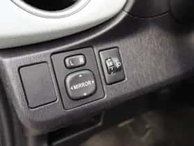 Toyota Yaris (2013) thumbnail 19
