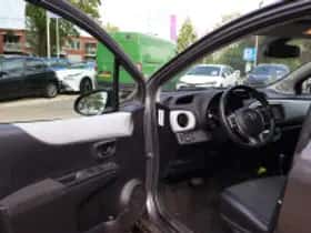 Toyota Yaris (2013) thumbnail 6