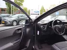 Toyota Auris (2016) thumbnail 5