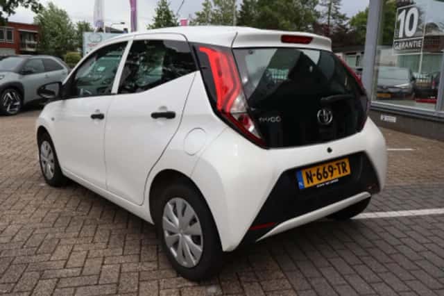Toyota Aygo (2022) thumbnail 2
