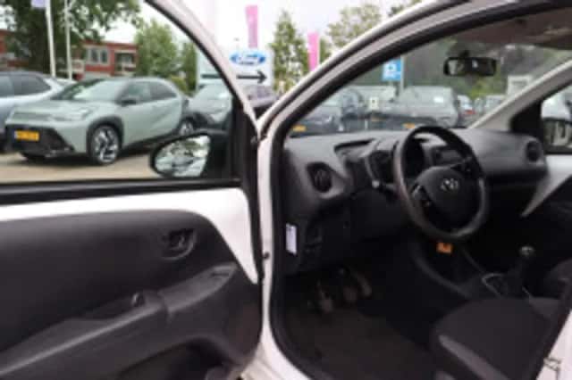 Toyota Aygo (2022) thumbnail 5