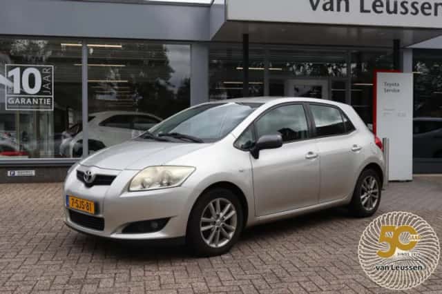 Toyota Auris (2010) thumbnail 1