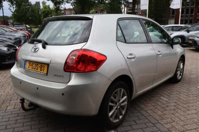 Toyota Auris (2010) thumbnail 2