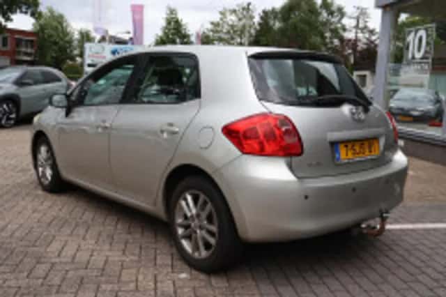 Toyota Auris (2010) thumbnail 3