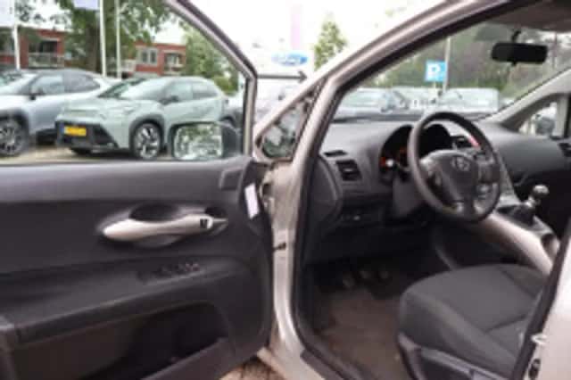 Toyota Auris (2010) thumbnail 5