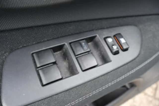 Toyota Auris (2010) thumbnail 6
