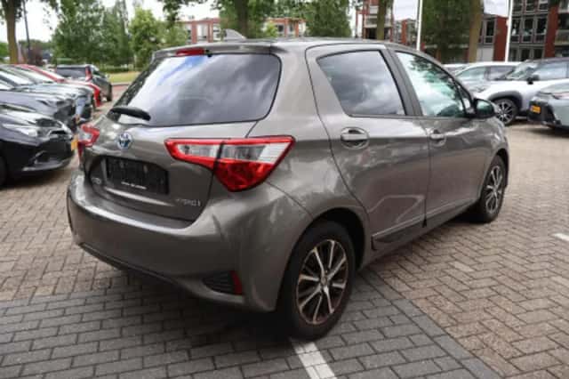 Toyota Yaris (2020) thumbnail 2