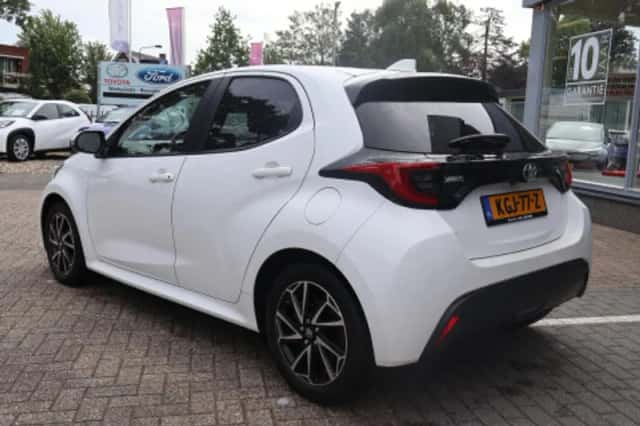 Toyota Yaris (2023) thumbnail 2