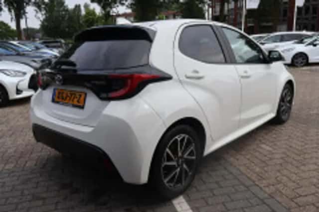 Toyota Yaris (2023) thumbnail 3
