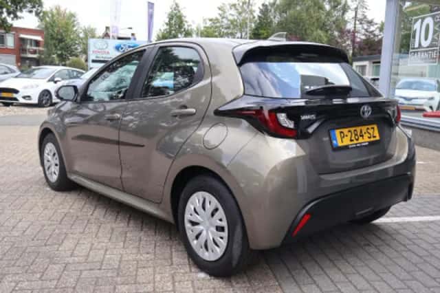 Toyota Yaris (2022) thumbnail 2