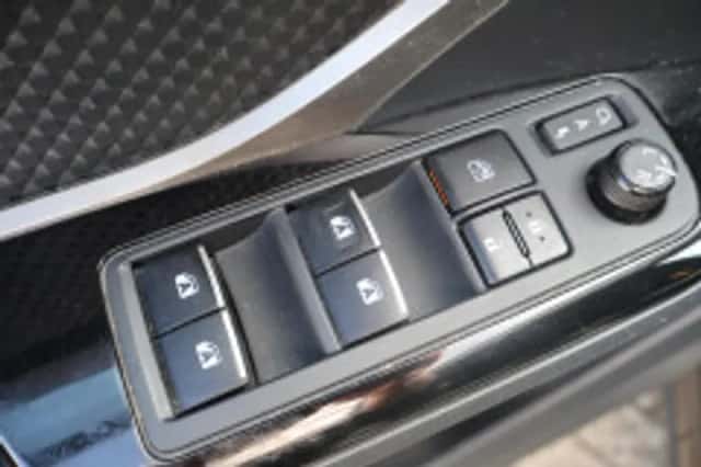 Toyota C hr (2018) thumbnail 5