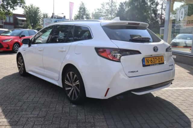 Toyota Corolla (2021) thumbnail 2