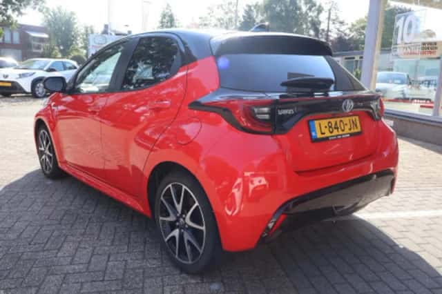 Toyota Yaris (2021) thumbnail 2