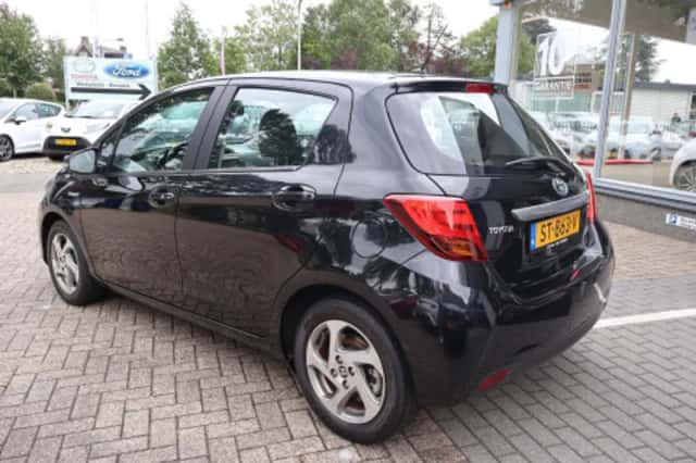 Toyota Yaris (2016) thumbnail 2