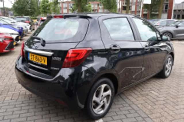 Toyota Yaris (2016) thumbnail 3