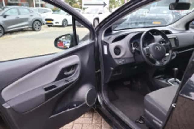 Toyota Yaris (2016) thumbnail 5