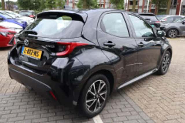 Toyota Yaris (2021) thumbnail 3