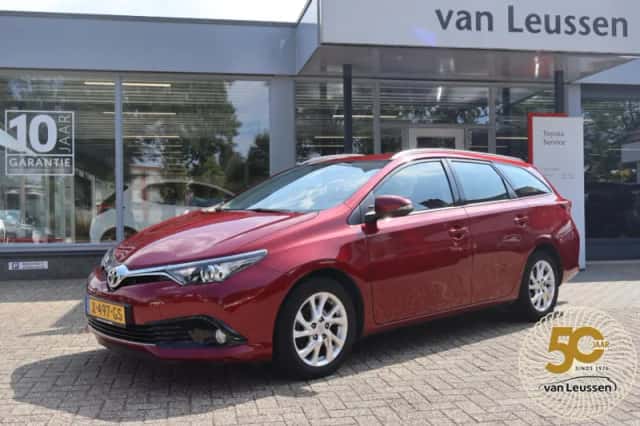 Toyota Auris (2017) thumbnail 1