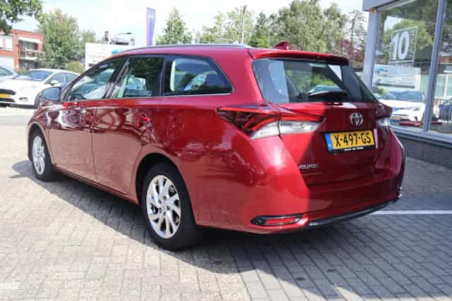Toyota Auris (2017) thumbnail 2