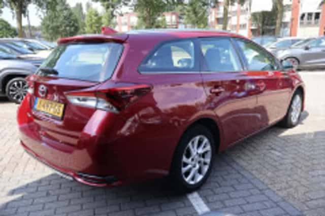 Toyota Auris (2017) thumbnail 3
