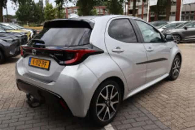 Toyota Yaris (2021) thumbnail 3