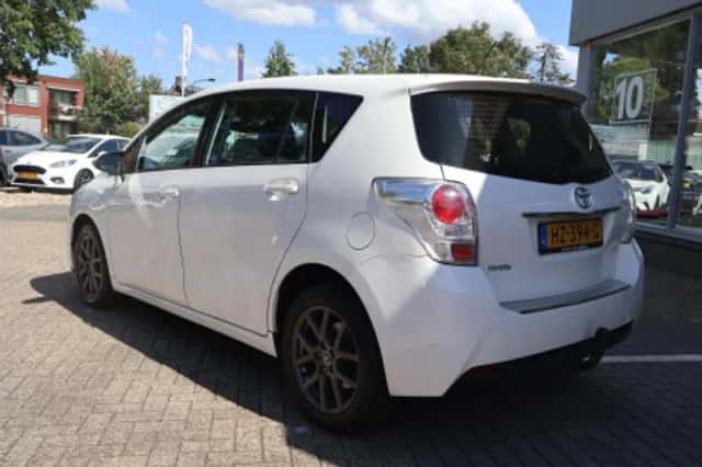 Toyota Verso (2015) thumbnail 2