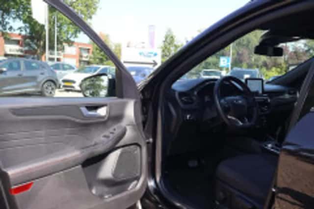 Ford Kuga (2023) thumbnail 6