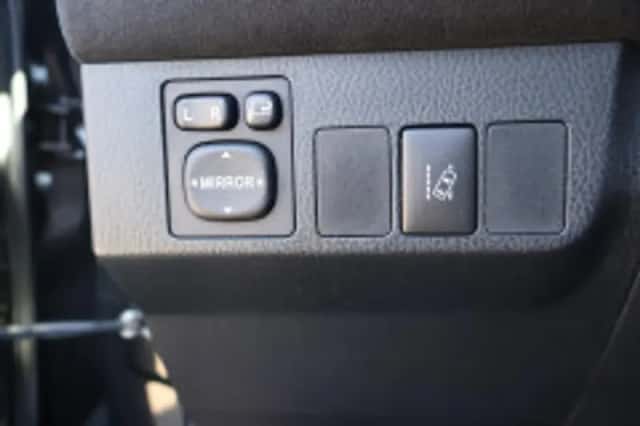 Toyota RAV4 (2016) thumbnail 6
