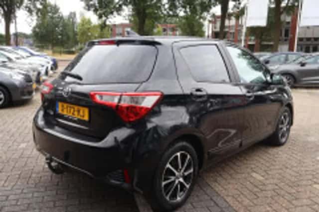 Toyota Yaris (2020) thumbnail 3