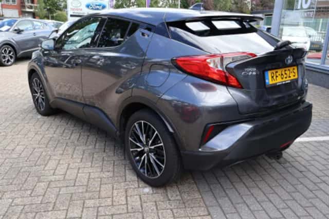 Toyota C-HR (2017) thumbnail 2