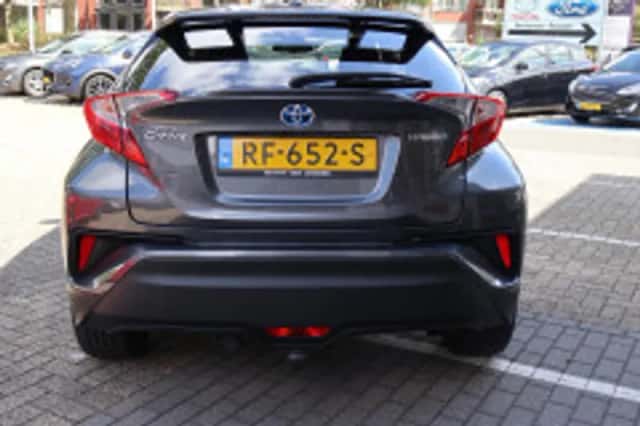 Toyota C-HR (2017) thumbnail 4