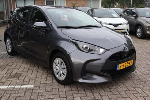 Toyota Yaris (2022) thumbnail 2