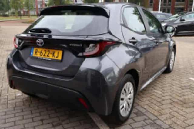 Toyota Yaris (2022) thumbnail 3