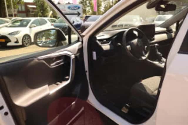 Toyota RAV4 (2023) thumbnail 5