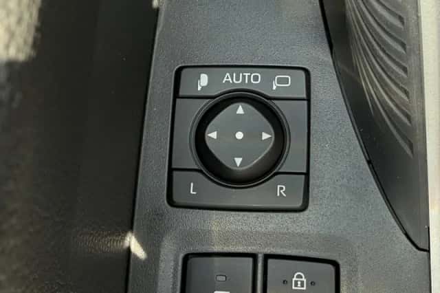 Toyota RAV4 (2025) thumbnail 18