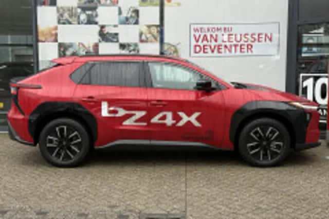 Toyota bZ4X (2026) thumbnail 3