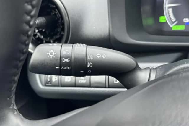 Toyota C hr (2025) thumbnail 2
