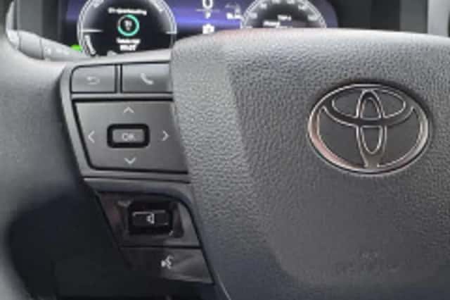 Toyota C hr (2025) thumbnail 3