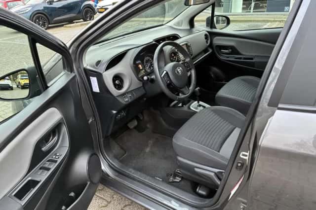Toyota Yaris (2017) thumbnail 17