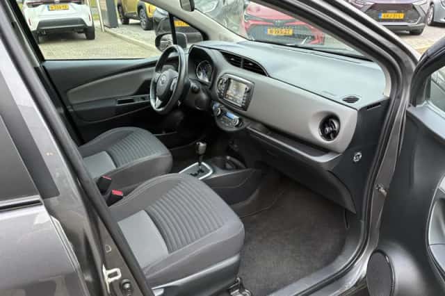 Toyota Yaris (2017) thumbnail 19