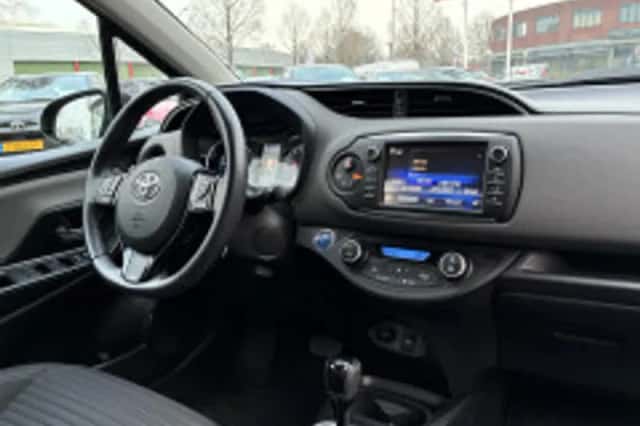 Toyota Yaris (2017) thumbnail 3