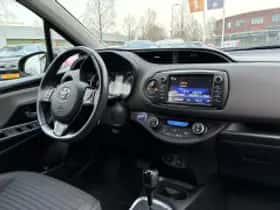 Toyota Yaris (2017) thumbnail 3