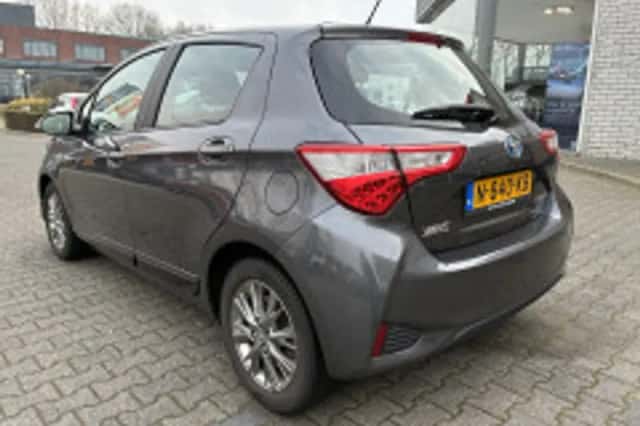 Toyota Yaris (2017) thumbnail 5