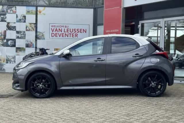 Toyota Yaris (2022) thumbnail 2