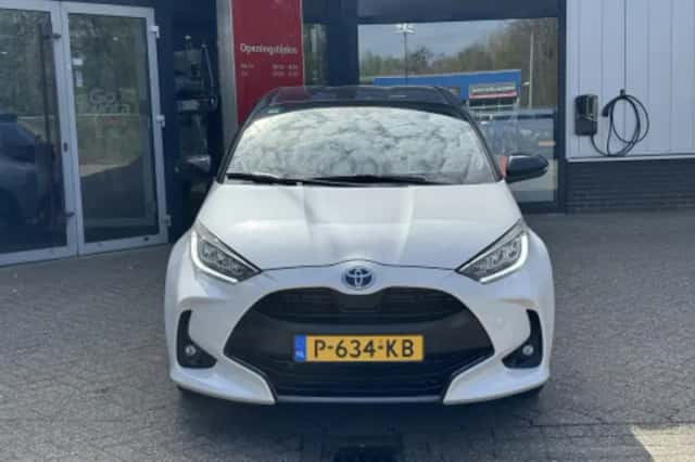 Toyota Yaris (2022) thumbnail 2