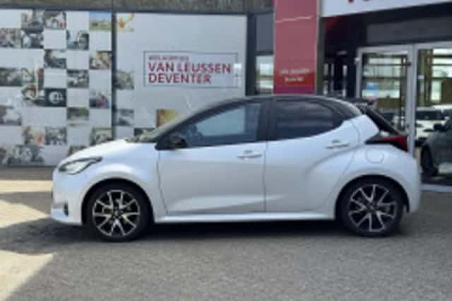 Toyota Yaris (2022) thumbnail 3