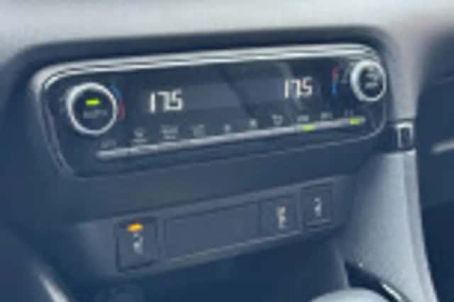 Toyota Yaris (2022) thumbnail 40